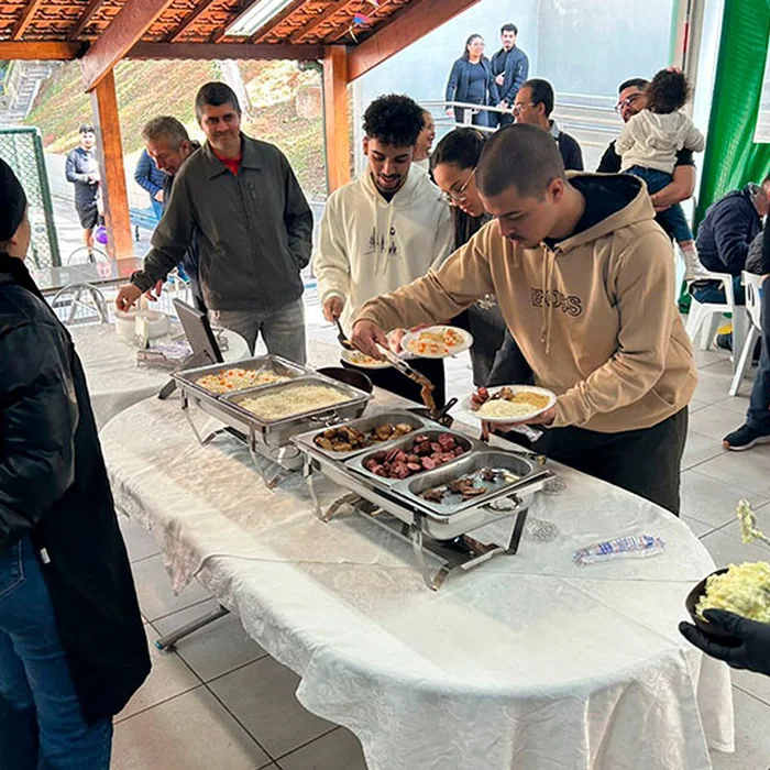 Metroviários servindo o buffet na confraternização de 2025