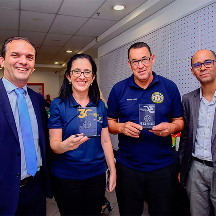 Entrega de homenagem na celebração dos 30 anos da UEMESP, o Jubileu de Pérola