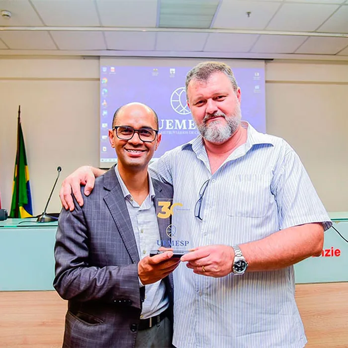 Entrega do troféu de 30 anos da UEMESP durante o Jubileu de Pérola