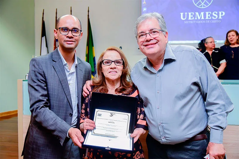 Entrega de homenagem durante a celebração dos 30 anos da UEMESP