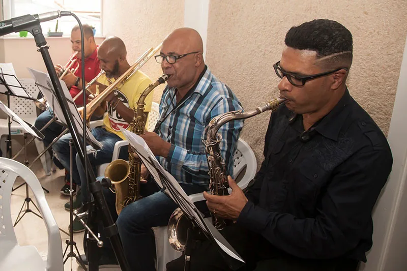 Músicos no louvor durante a inauguração da sede da UEMESP