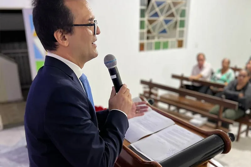 Pregação durante culto dos Metroviários de Cristo na sede da UEMESP